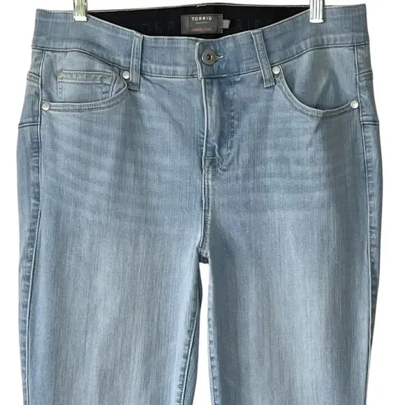 TORRID Bombshell Flare Premium Stretch Size 12 Calabasas Light Wash Wide-Leg - Picture 3 of 9